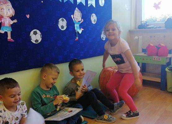 Chłopcy oglądają otrzymane upominki