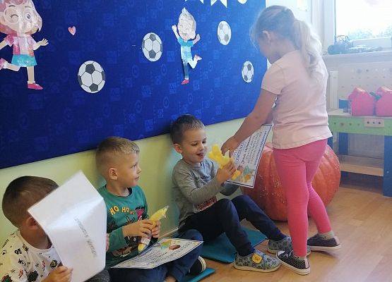 Dziewczynka wręcza prezent koledze