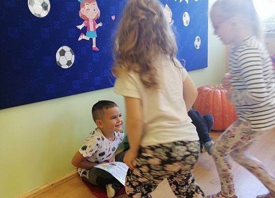 Dziewczynka wręcza prezent koledze