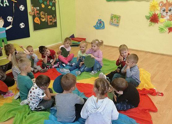 Dzieci słuchają opowiadania nauczycielki