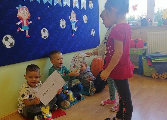 Dziewczynka wręcza prezent koledze