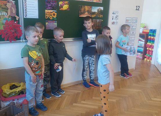 Dziewczynka wręcza prezent koledze