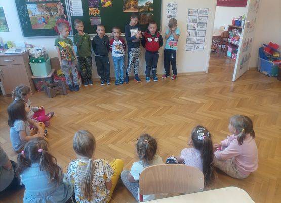 Dziewczynki śpiewają piosenkę dla chłopców