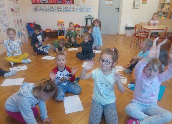 Dzieci ruszają się w rytmie muzyki