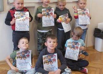 Wspólne zdjęcie chłopców z upominkami