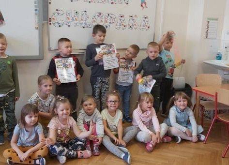 Wspólne zdjęcie chłopców z upominkami