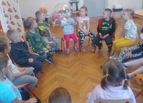 Dzieci bawią się dużym balonem