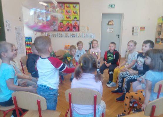 Dzieci bawią się dużym balonem