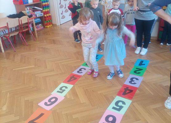 Zabawa ruchowa przy muzyce