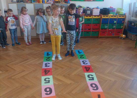 Zabawa ruchowa przy muzyce