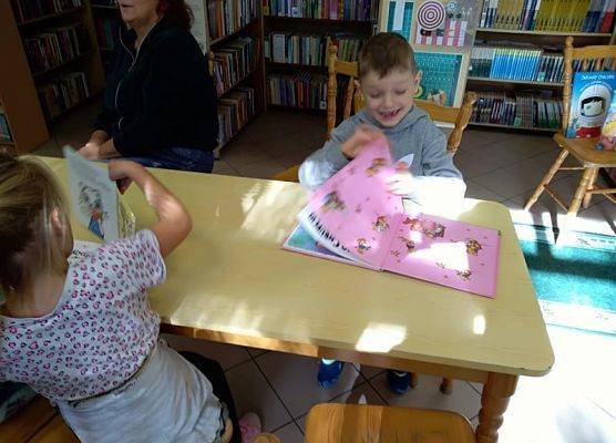 Uczeń przegląda książkę