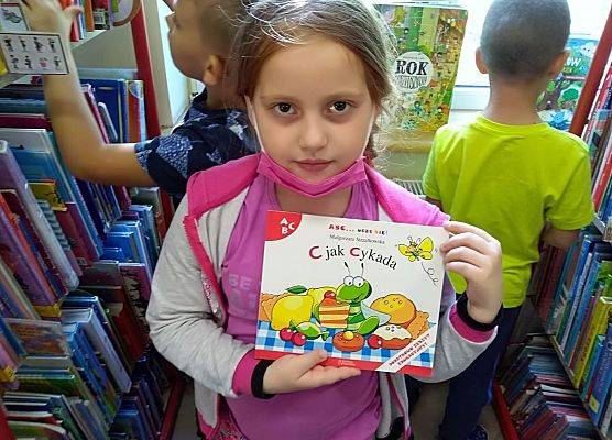 Uczennica pokazuje książkę