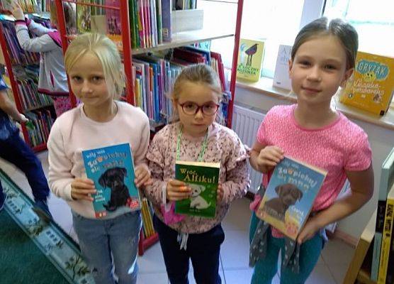Uczennice stoją z książkami