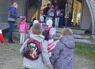 Przedszkolaki przed wejściem do minizoo