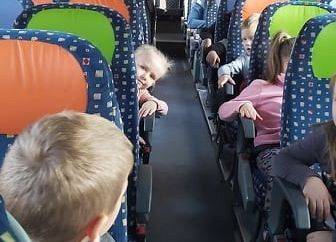 Dzieci w autobusie, w drodze do Tuchlina