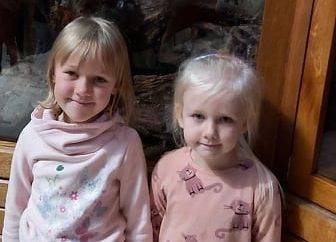 Dzieci na tle gabloty