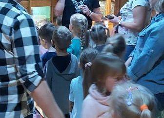 Przewodnik opowiada dzieciom o życiu zwierząt