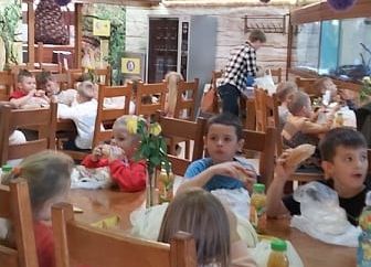 Dzieci podczas posiłu