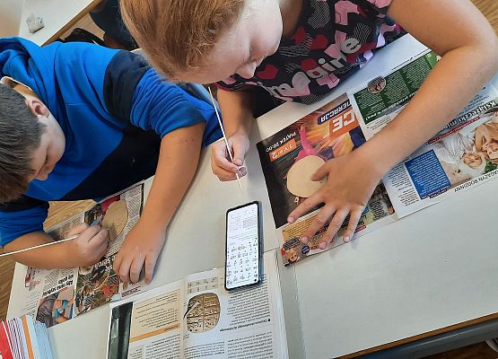 Uczniowie klasy 5 ćwiczą pismo klinowe