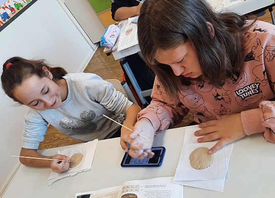 Uczennice ćwiczą pismo klinowe