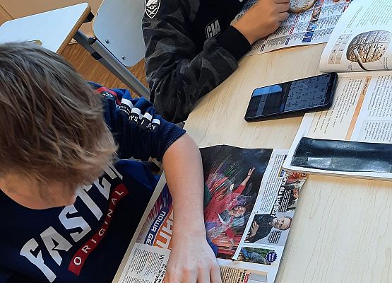 Uczniowie klasy 5 ćwiczą pismo klinowe