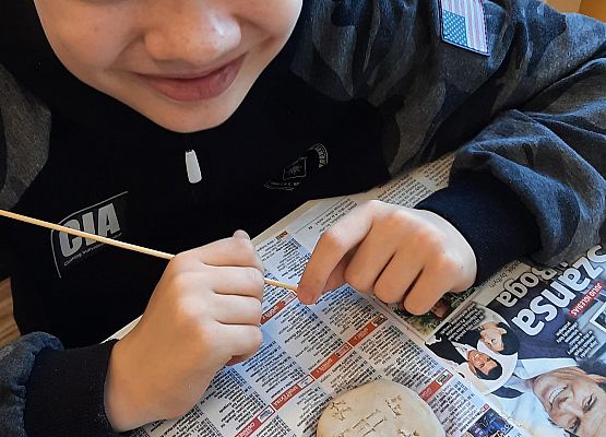 Uczeń ćwiczy pismo klinowe