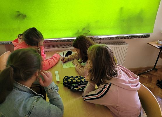 Grupa dziewczynek robi notatki