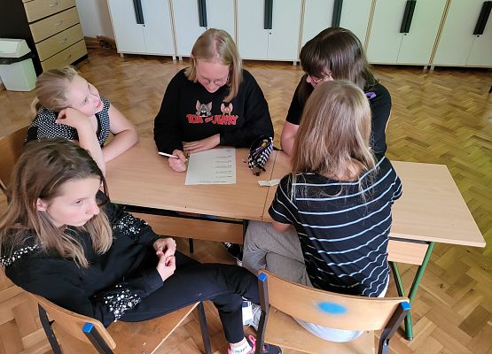 Grupa dziewczynek pracuje w grupie