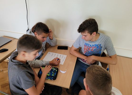 Grupa chłopców sporządza notatki