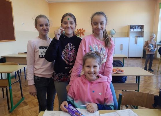 Grupa uśmiechniętych uczennic