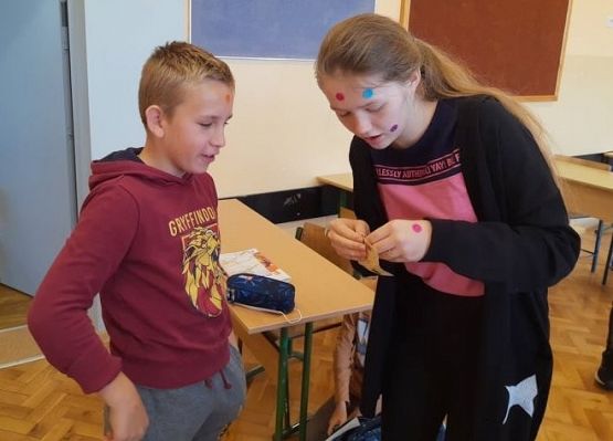 Uczeń otrzymuje naklejkę.