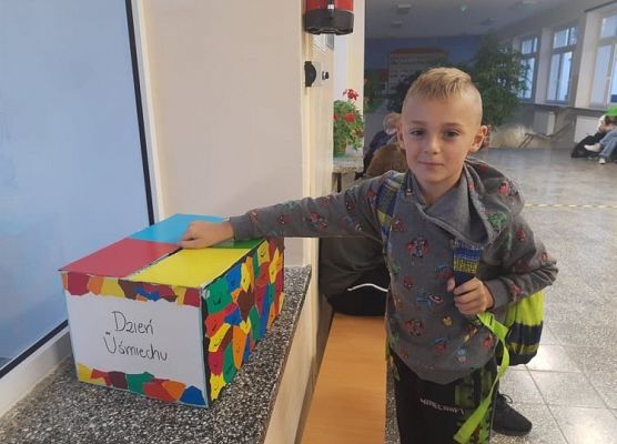 Uczeń wrzuca dowcip do skrzynki.