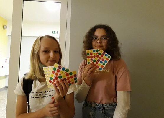 Uczennice z uśmiechniętymi naklejkami.