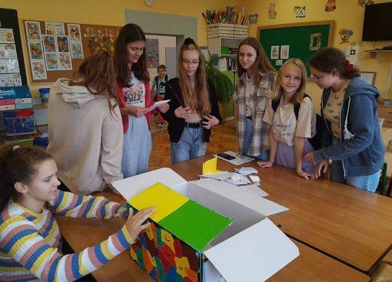 Uśmiechnięci uczniowie klasy trzeciej