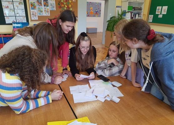 Uczennice obradują nad rozstrzygnięciem konkursu