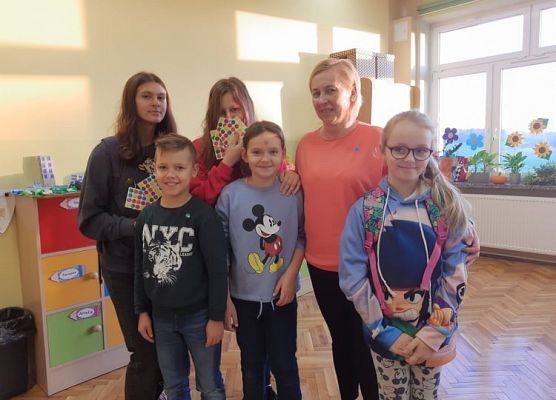 Uśmiechnięci uczniowie klasy trzeciej