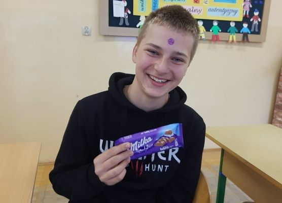 Uśmiechnięty uczeń z nagrodą