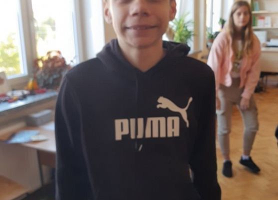 Uśmiechnięty zwyciezca konkursu w klasie siódmej.