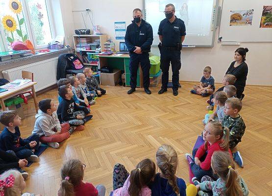 Policjanci opowiadają dzieciom o bezpieczeństwie.