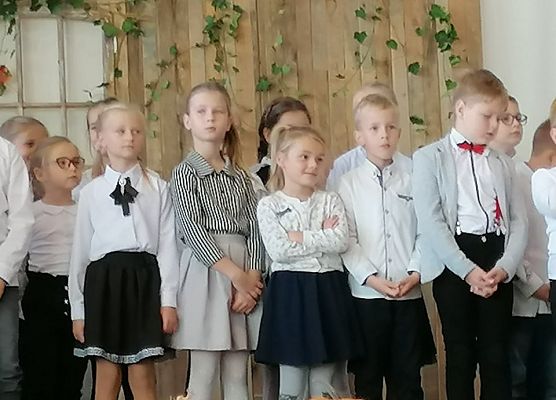 Uczniowie występują na szkolnej scenie