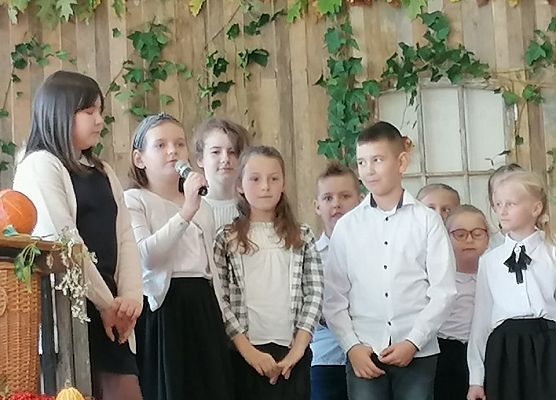 Uczniowie występują na szkolnej scenie