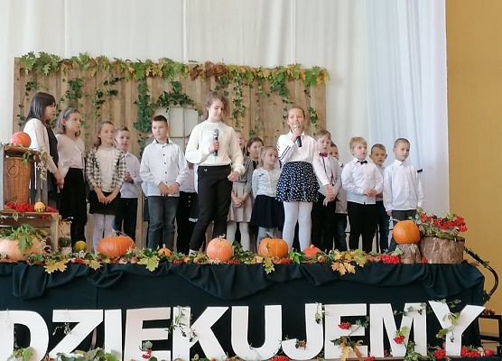 Uczniowie występują na szkolnej scenie