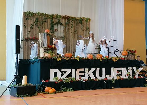 Uczniowie występują na scenie