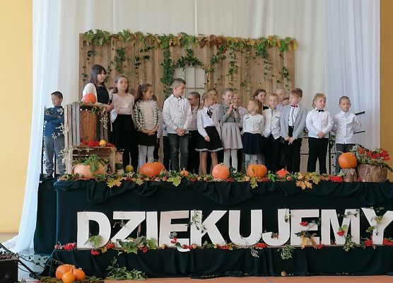 Uczniowie występują na szkolnej scenie