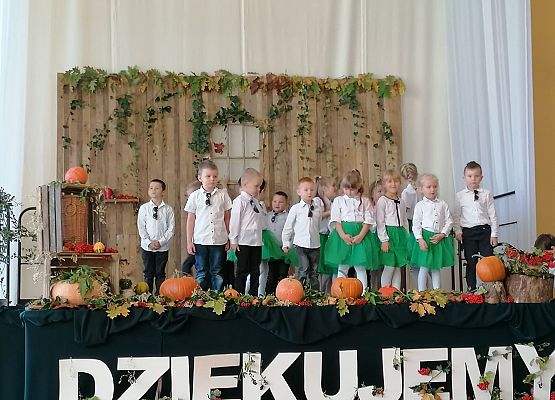 Przedszkolaki występują na szkolnej scenie