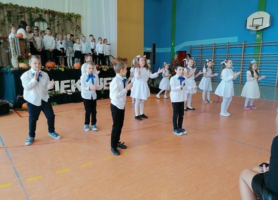 Uczniowie tańczą podczas akademii