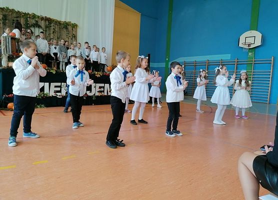 Uczniowie tańczą podczas akademii