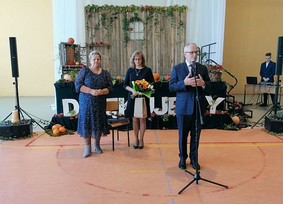 Dyrekcja dziękuje nauczycielce za wieloletnią pracę