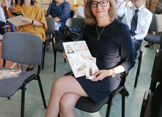 Pani wicedyrektor prezentuje dyplom