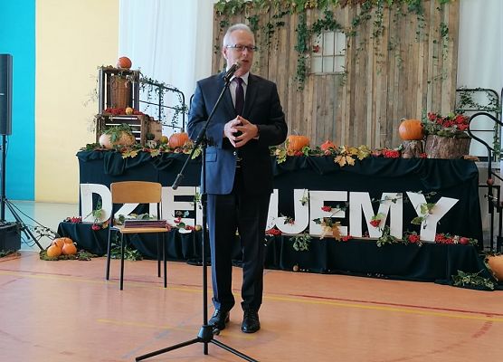 Dyrektor przemawia podczas uroczystego apelu